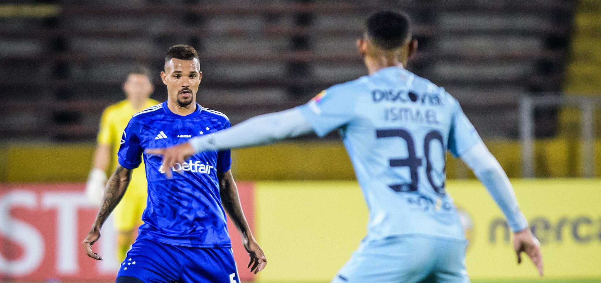 Lesão de Zé Ivaldo preocupa no Cruzeiro: defensor é dúvida para próximo jogo.