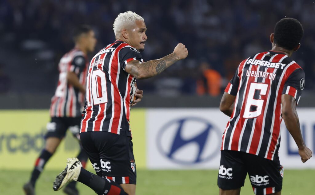 Luciano: embora não viva sua melhor fase no São Paulo, o jogador mostrou mais uma vez seu poder de decisão. Nos minutos finais da partida, Luciano poderia ter marcado o segundo gol e saído de campo como herói, mas o goleiro Herrera fez grande defesa cara a cara.