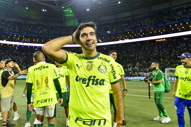 Abel Ferreira exalta Palmeiras em vídeo de declarações carinhosas aos torcedores.