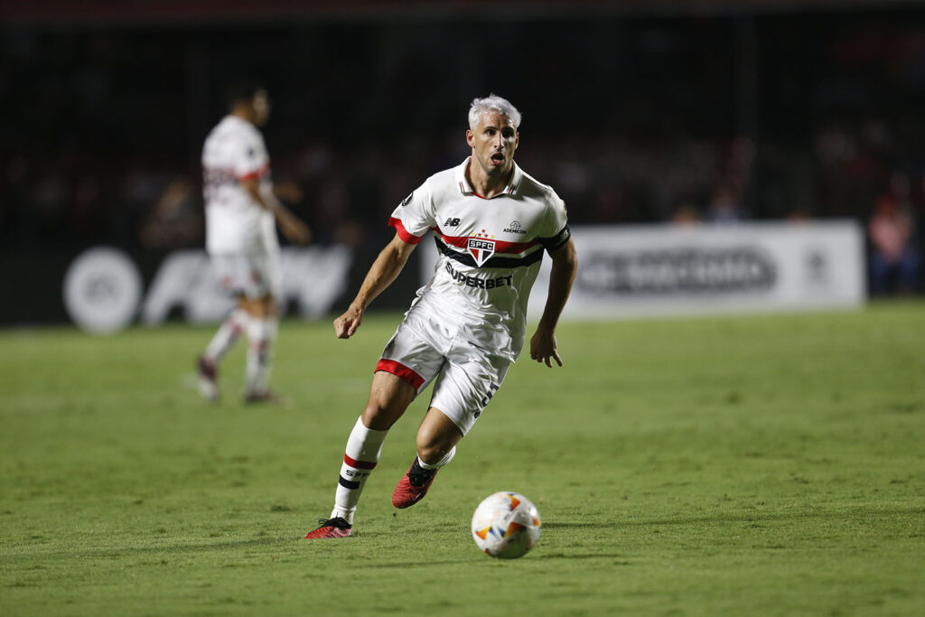 Calleri: mesmo não estando 100% fisicamente por causa do rompimento de um cisto de Baker em sua perna direita, o camisa 9 tricolor foi valente, brigou por todas as bolas e ainda foi premiado com o gol que sacramentou a vitória do São Paulo nesta quarta-feira.