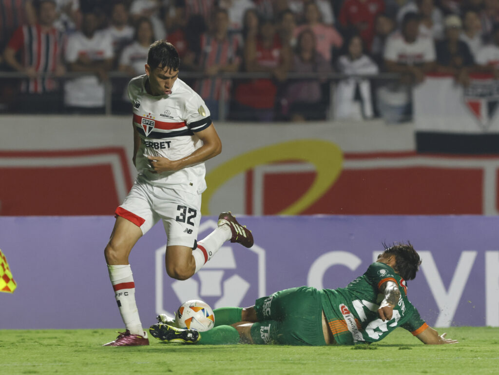 Ferraresi: novidade na zaga do São Paulo, atuando ao lado de Arboleda e Diego Costa, o venezuelano fez uma partida segura, sem comprometer na marcação e agregando bastante na saída de bola, tendo, inclusive, mais liberdade que seus companheiros de linha defensiva para participar da construção do jogo.