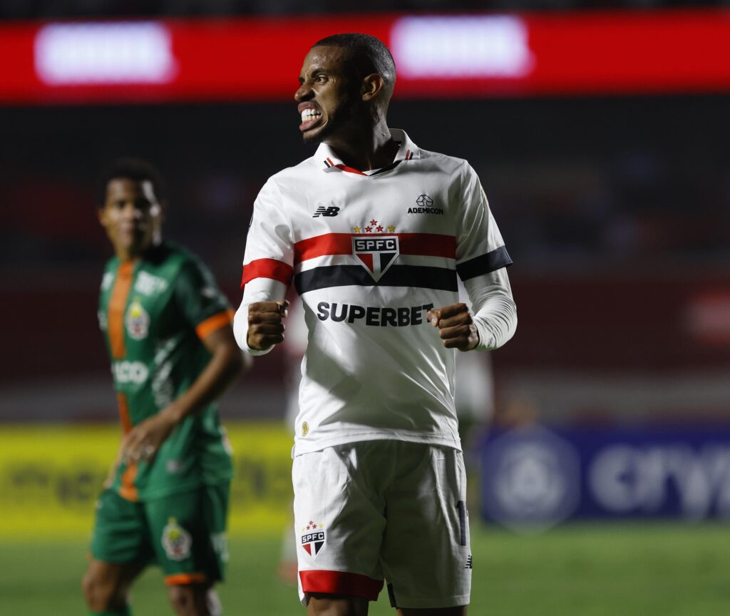 André Silva: o mais novo reforço do São Paulo aproveitou muito bem os minutos recebidos de Thiago Carpini nesta quarta-feira, esbanjando oportunismo para abrir o placar em uma partida que vinha se desenhando difícil para os donos da casa.