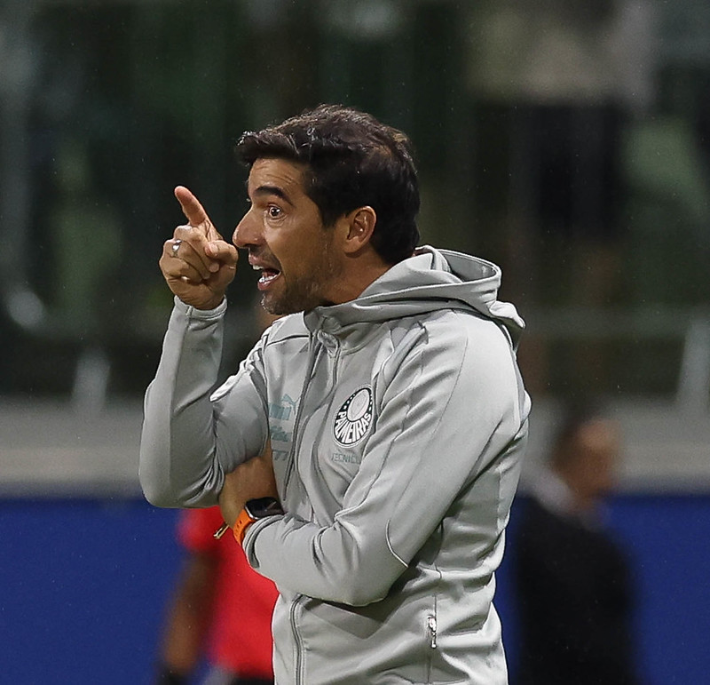 Abel destaca lições em vitória do Palmeiras e elogia jovens da base.