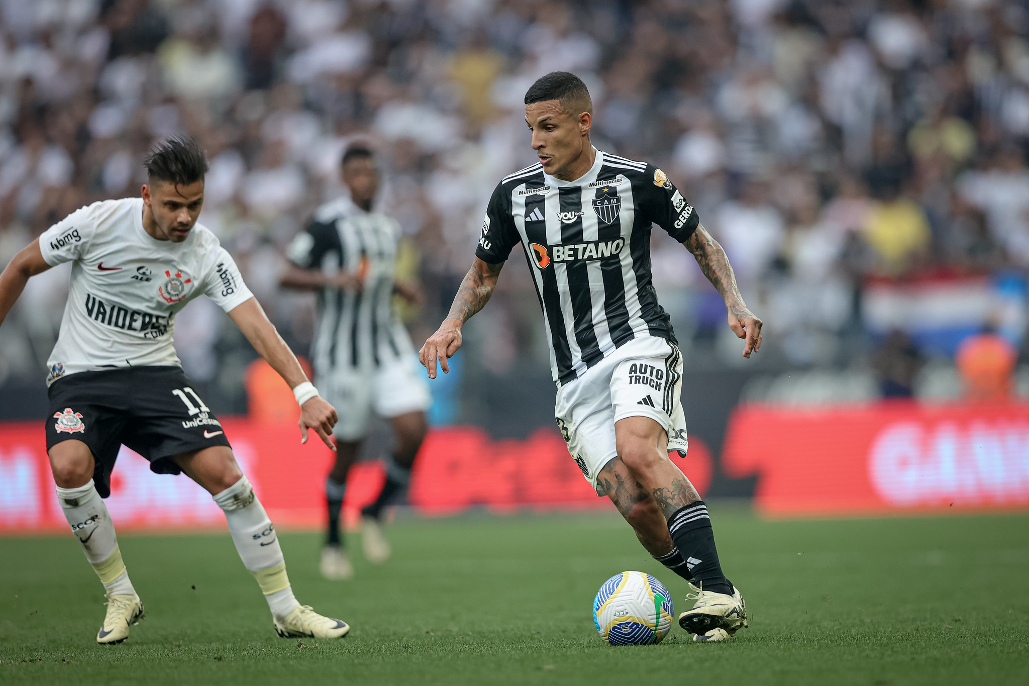 Equilíbrio do Corinthians em destaque, críticas à arbitragem após empate com Atlético-MG