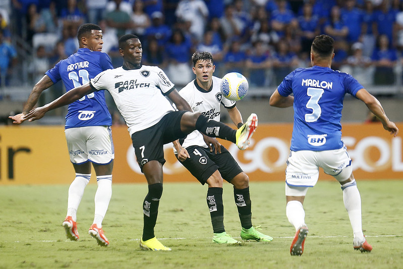 Botafogo perde para o Cruzeiro com gol tardio na estreia do Brasileirão