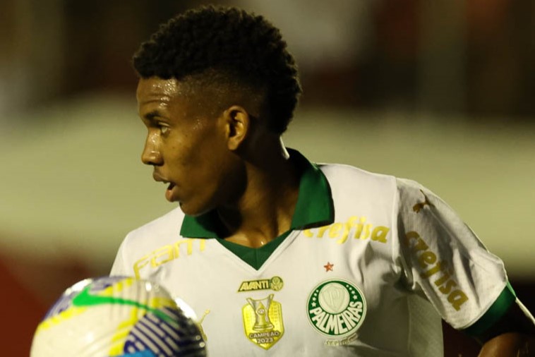 Estêvão se inspira em Veiga e celebra vitória do Palmeiras com gol de pênalti.