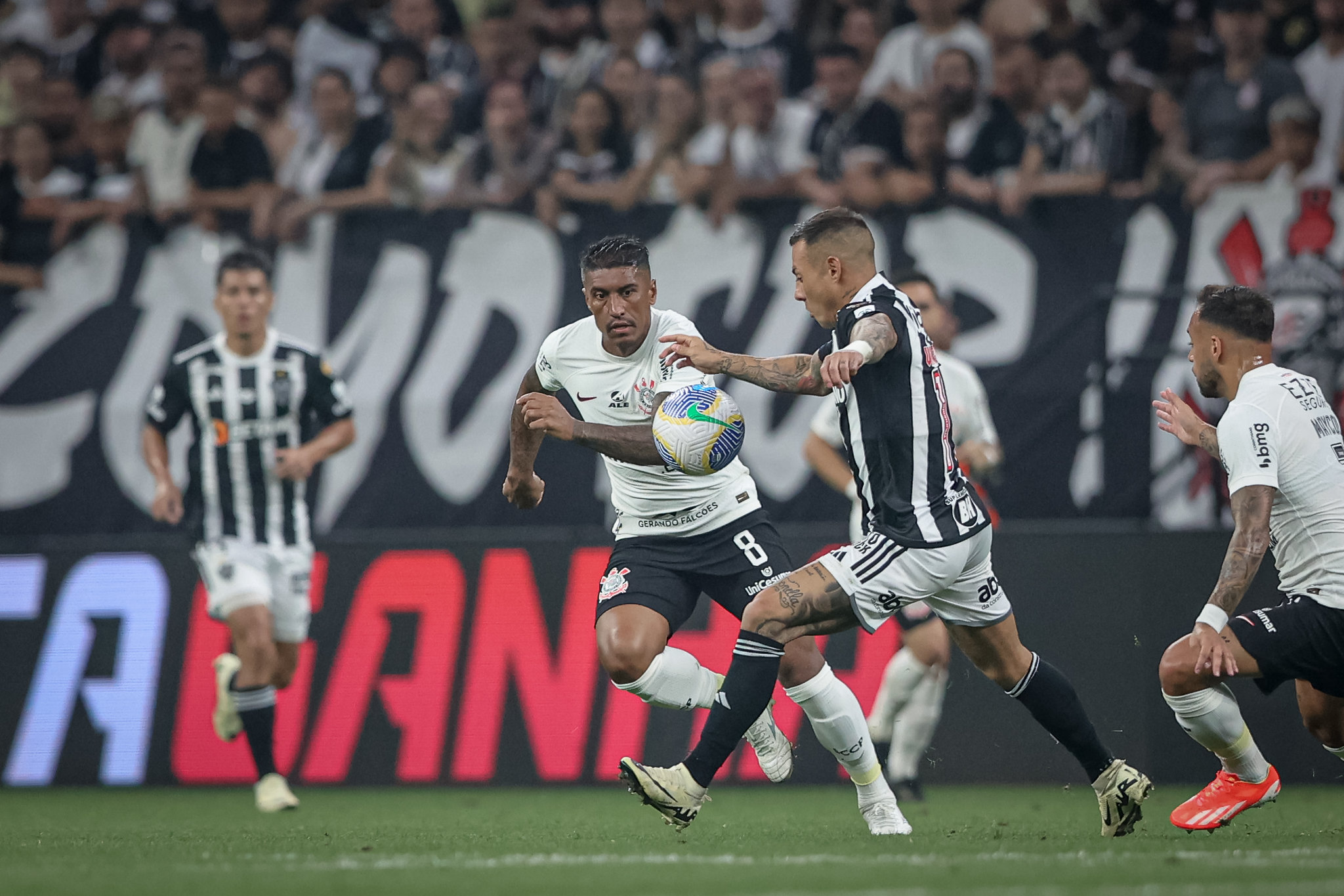 Paulinho destaca jogo truncado entre Corinthians e Atlético-MG na estreia do Brasileirão.