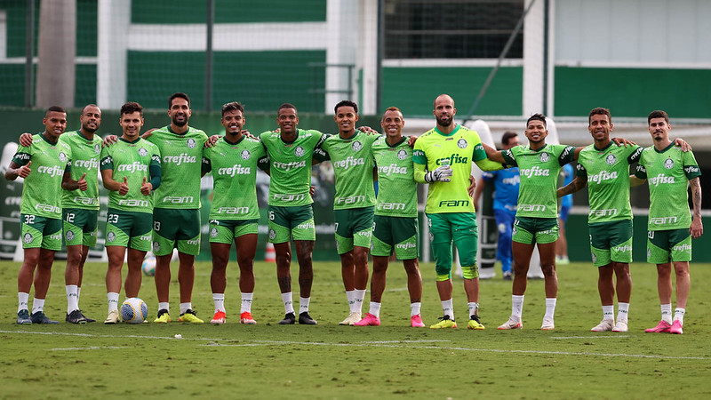 Palmeiras finaliza preparação com treino tático antes de jogo contra Internacional.
