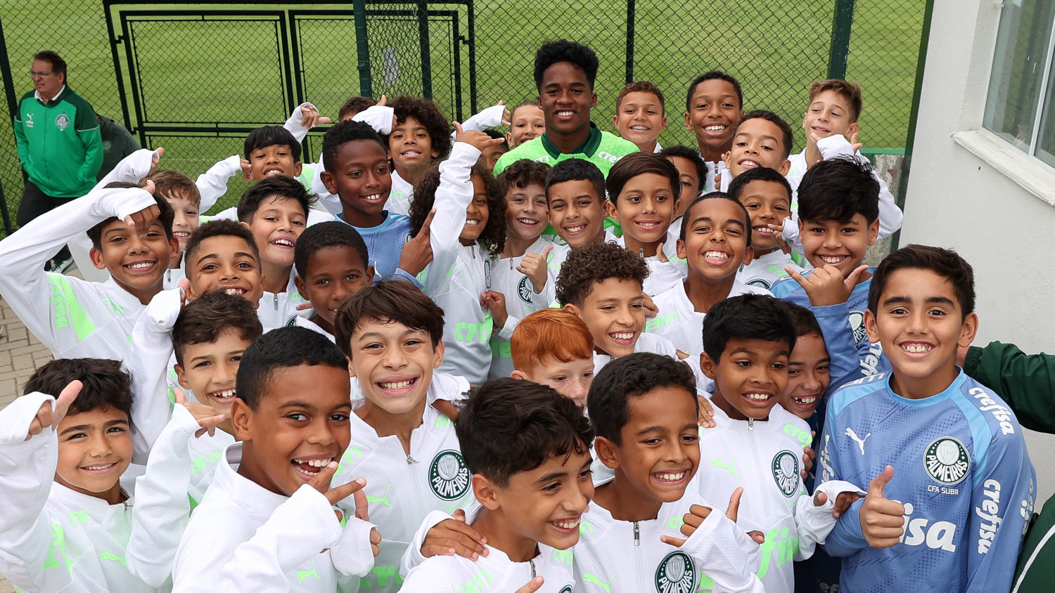 Visita das Crias da Academia ao CT base do Palmeiras: momentos marcantes.