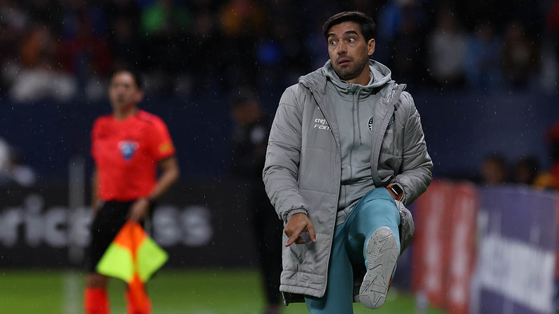 Abel analisa opções de escalação e exalta mudanças estratégicas em virada na Libertadores