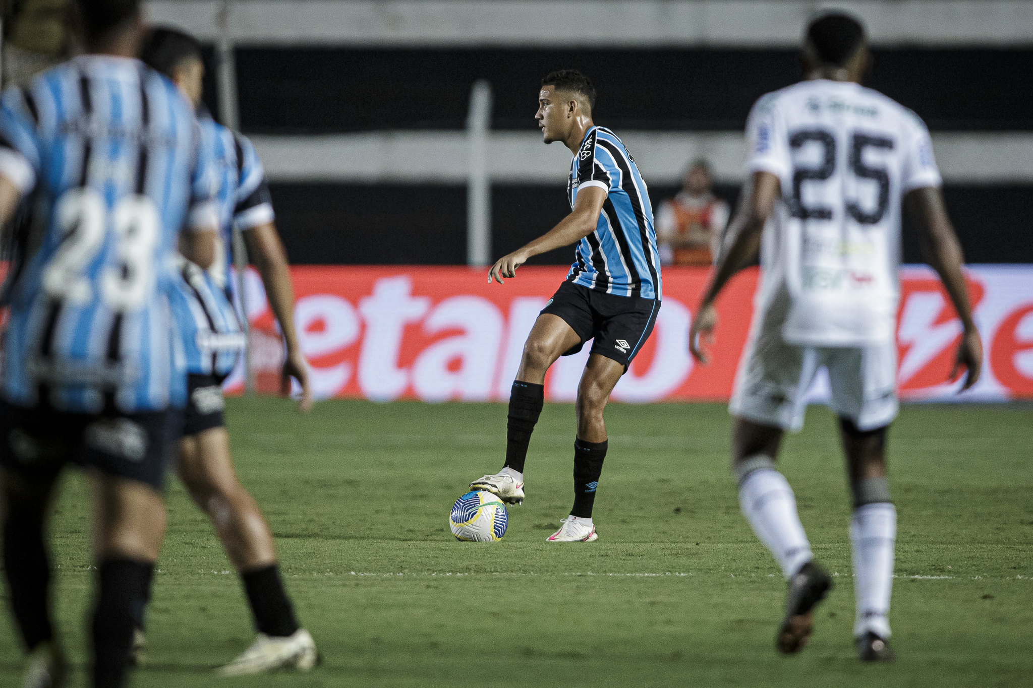 Grêmio atualiza situações de Gustavo Martins e Jhonata Robert no elenco