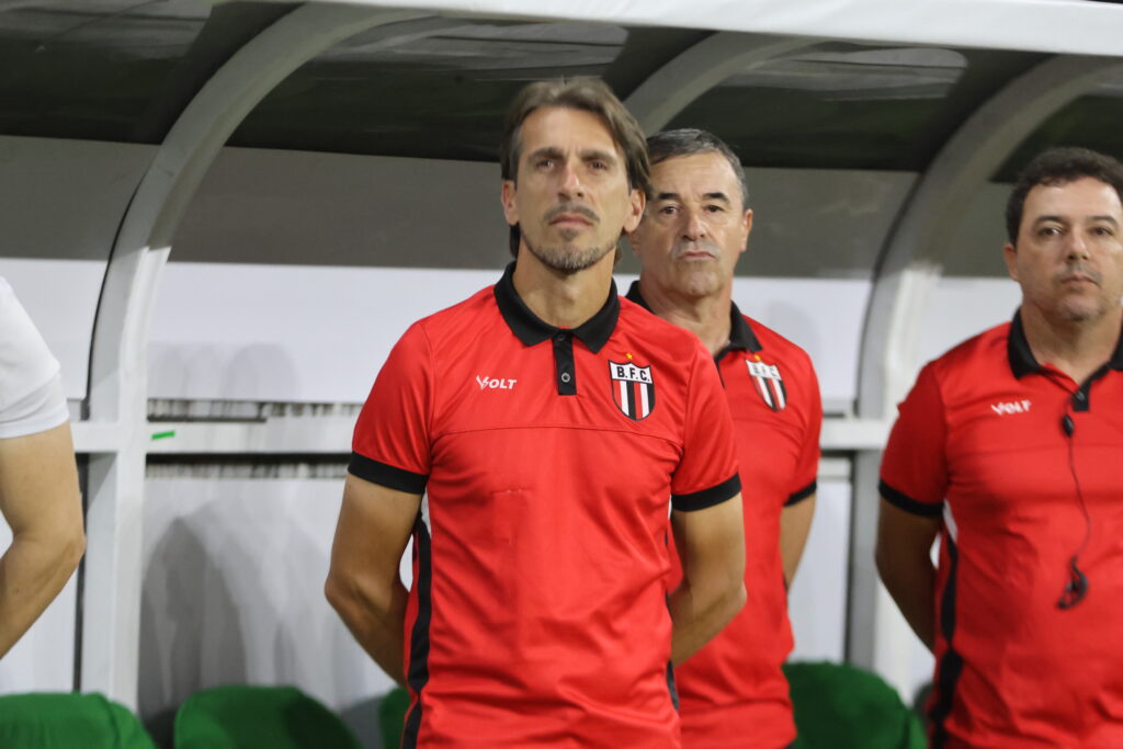 Treinador do Botafogo-SP satisfeito com desempenho diante do Palmeiras