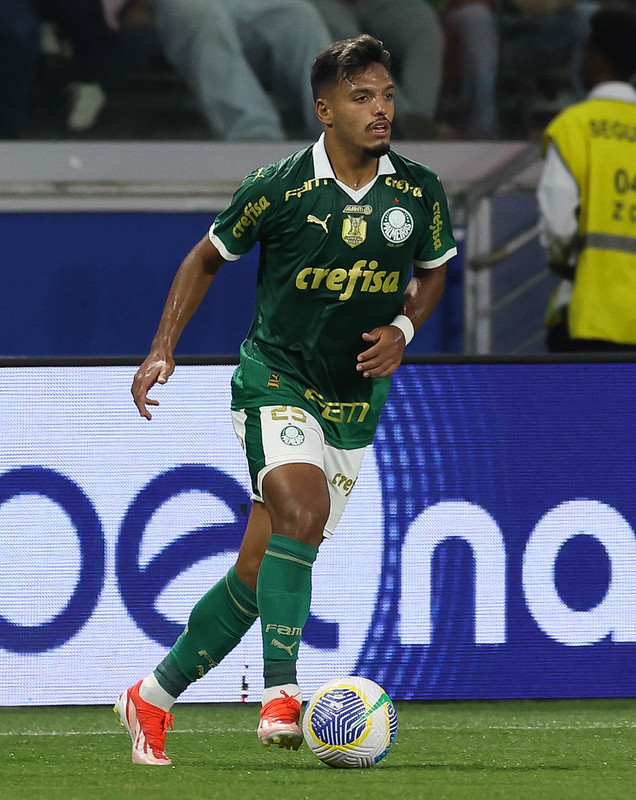 Gabriel Menino - o meia ainda não tem jogado em alto nível, mas, com chance como titular, fez uma partida melhor do que vinha fazendo quando saía do banco de reservas