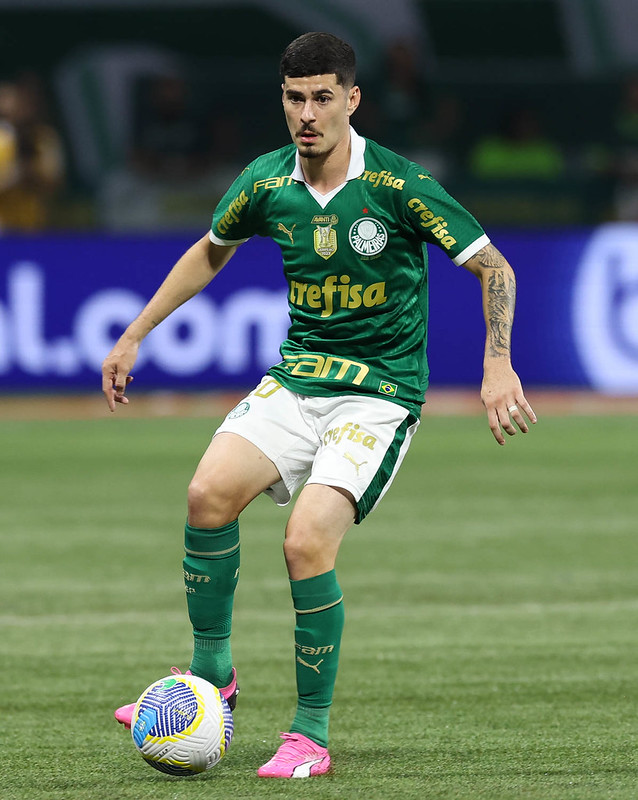 Rômulo destaca-se com primeira assistência e recebe elogios de Abel no Palmeiras.