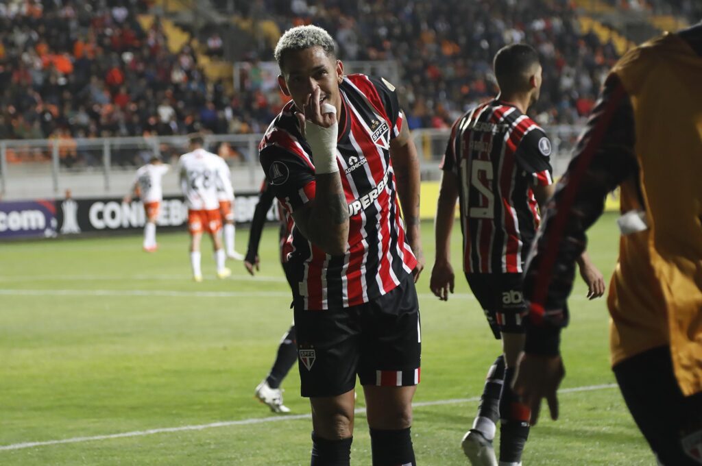 Luciano: apesar de ter empatado o jogo contra o Cobresal, Luciano por muitas vezes demorou para tocar a bola e ainda perdeu uma chance inacreditável ao ficar cara a cara com o goleiro, livra da marcação, e concluir a gol por cobertura, sem sucesso. Um jogador do quilate de Luciano não pode desperdiçar uma oportunidade como essa.
