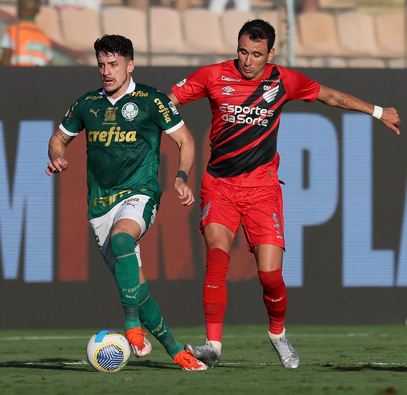 Palmeiras enfrenta desafios após desempenho decepcionante em partida crucial.