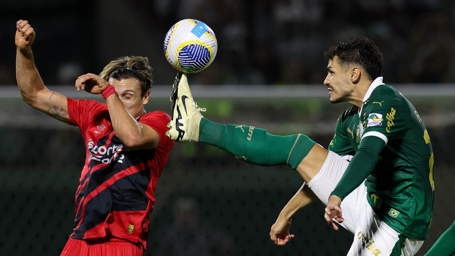 Áudio do VAR revela falta de Veiga em Fernandinho na derrota do Palmeiras.