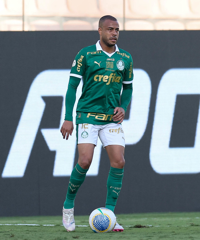 Mayke - participou das jogadas ofensivas, mas teve certas dificuldades para conter o avanço do Athletico-PR por este lado