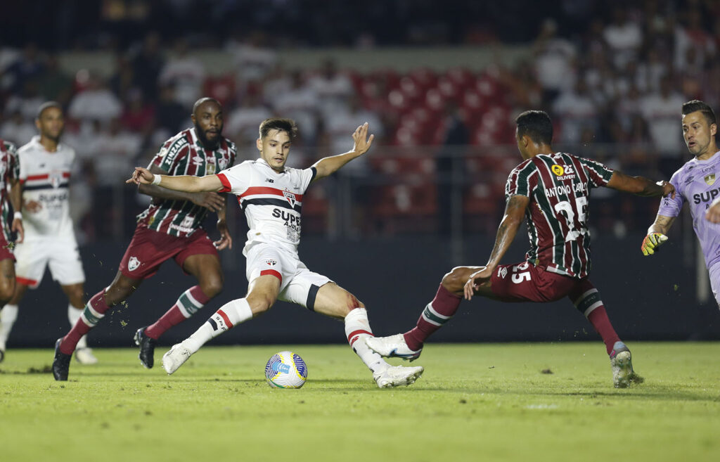 Bobadilla: o volante paraguaio, cada vez mais confiante, fez uma ótima partida, contribuindo na construção das jogadas, marcando firme no meio-campo e, de quebra, marcando mais um gol com a camisa do São Paulo. (Foto: Rubens Chiri/saopaulofc)