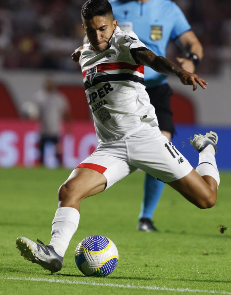 Nestor: o meia vem provando que, embora tenha se recuperado de lesão recentemente, está cada vez mais próximo de retomar sua melhor versão. Nesta segunda-feira Nestor fez um grande jogo, se movimentando bem, finalizando com perigo, deixando seus companheiros em boa posição para concluir a gol. Enfim, o meio-campista que todo time precisa. (Foto: Rubens Chiri/saopaulofc)