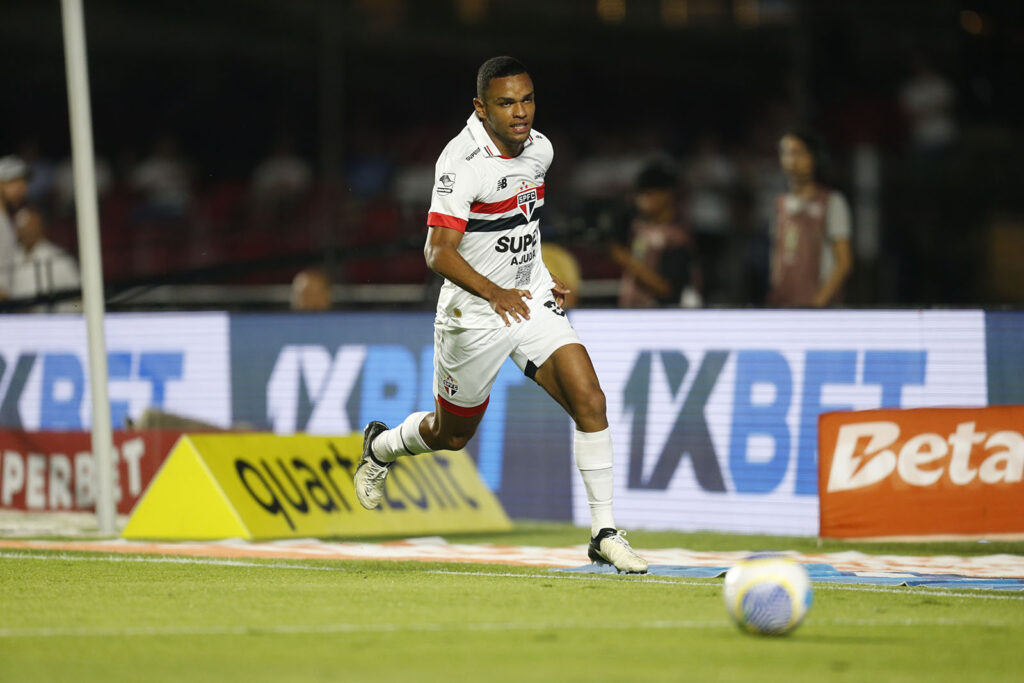 Juan: substituindo Calleri, o atacante teve diversas oportunidades para balançar as redes ao longo do jogo, uma delas, inclusive, dentro da pequena área, livre da marcação, mas desperdiçou todas. Juan precisa ser mais letal, como manda o manual do bom artilheiro. (Foto: Rubens Chiri/saopaulofc)