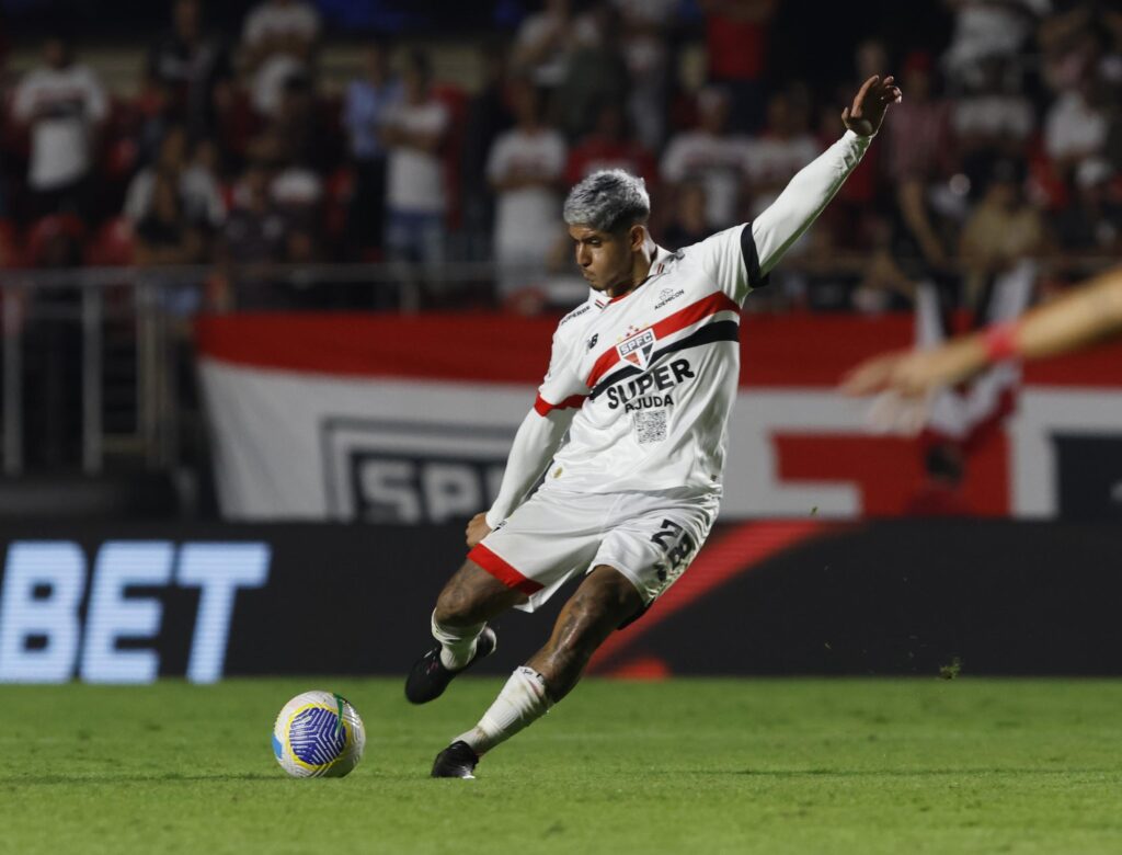Alan Franco: o zagueiro argentino fez outro jogo seguro na zaga do São Paulo e, aos poucos, tem se consolidado como titular da equipe com o técnico Luis Zubeldía. Alan Franco venceu a maioria dos duelos individuais contra os atacantes do Fluminense e ainda quase marcou um gol de cabeça, após cobrança de escanteio. (Foto: Rubens Chiri/saopaulofc)