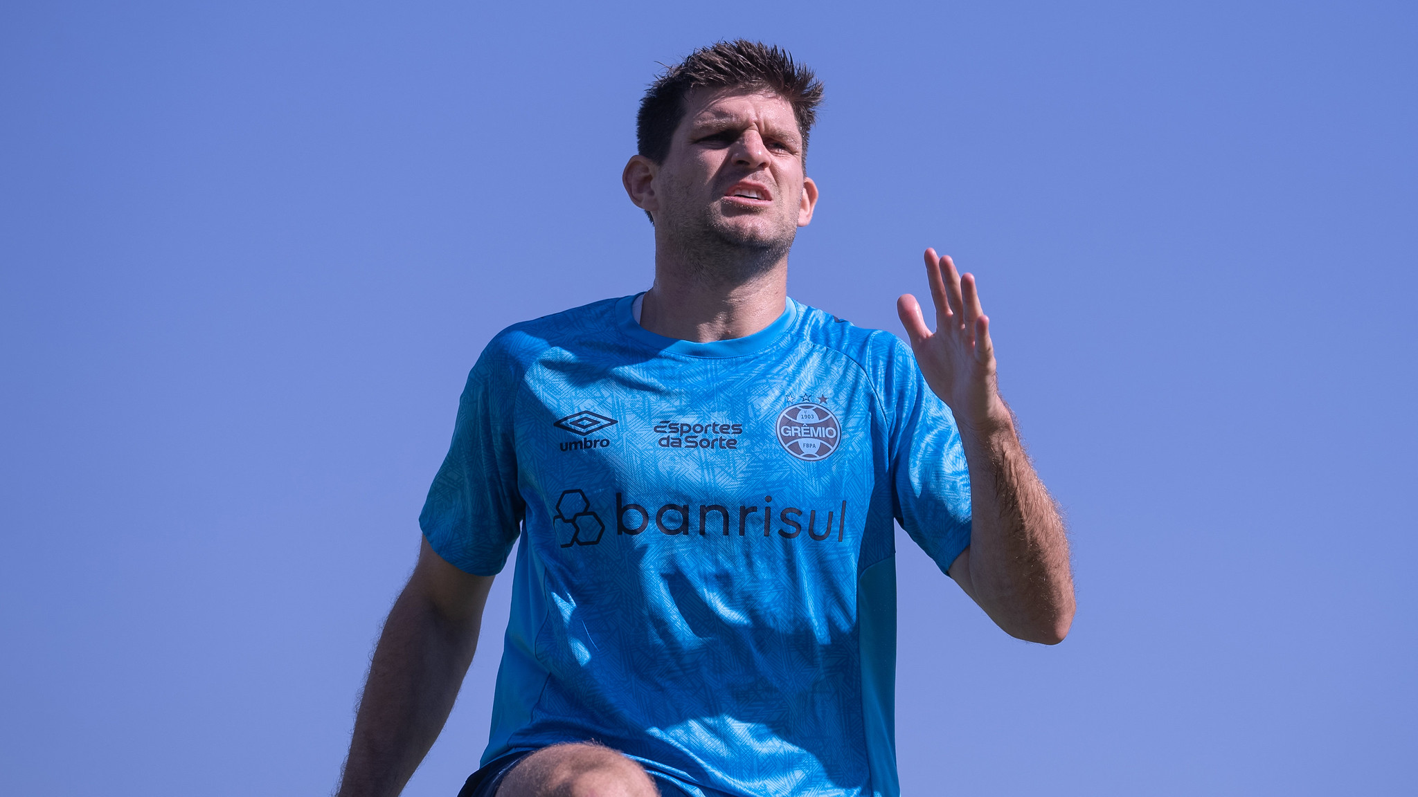 Retorno de Kannemann reforça equipe do Grêmio em treino no CT do Corinthians