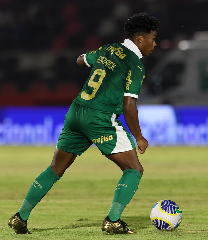 Endrick busca retomar a boa fase com gols pelo Palmeiras após três jogos.
