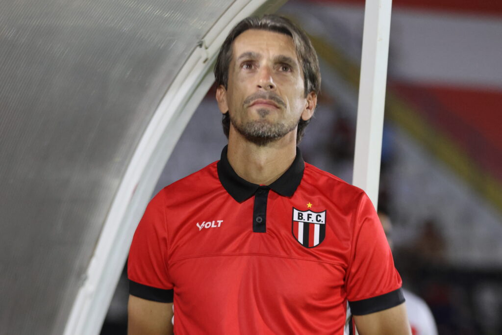 Técnico valoriza desempenho contra o Palmeiras e critica arbitragem no jogo.