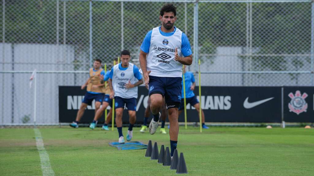 Grêmio finaliza preparação no CT do Corinthians e viaja para Curitiba.