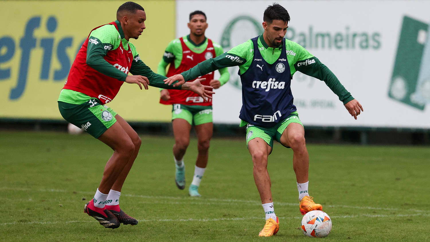 Flaco López comemora extensão de contrato com o Palmeiras e despedida de Endrick.