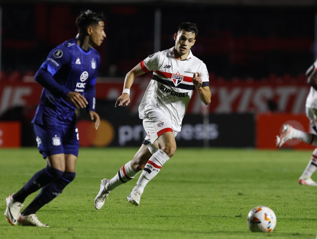 Bobadilla: o paraguaio não conseguiu ter uma atuação de destaque, cometendo alguns erros bobos de passe e às vezes perdendo a bola por demorar demais para tocar para o companheiro ou por não perceber a presença de um adversário. Precisa entrar em campo mais ligado.