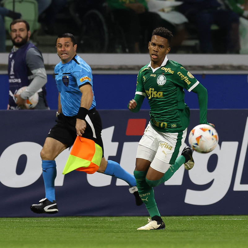 Estêvão - com um meio-campo pouco produtivo, o Palmeiras tentava suas melhores saídas em lançamentos longos. Pela direita, o jovem aparecia como opção e criou alguns lances que deu trabalho ao San Lorenzo