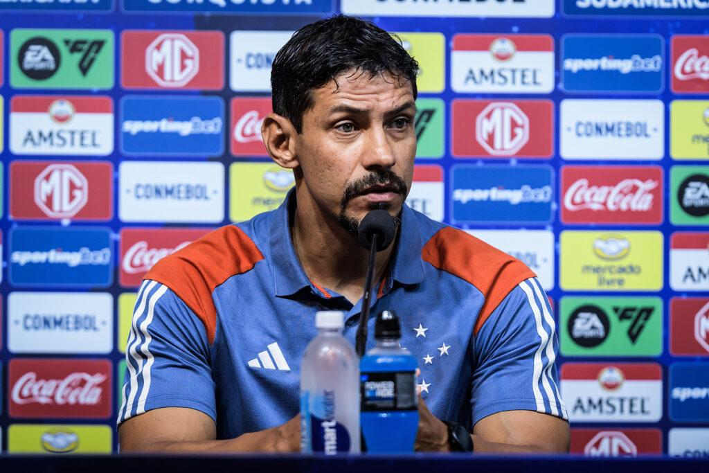 Consistência defensiva do Auxiliar do Cruzeiro garante classificação na Copa Sul-Americana.