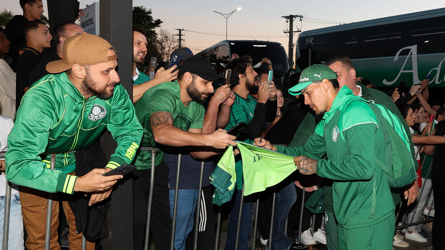 Palmeiras desembarca em Criciúma e é recebido com carinho pela torcida