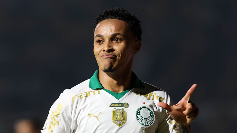 Lázaro mostra protagonismo no Palmeiras ao ser decisivo contra o Criciúma.