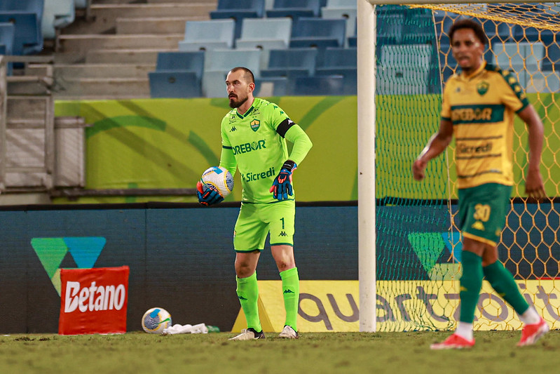 Corinthians negocia contratação de Walter, goleiro do Cuiabá