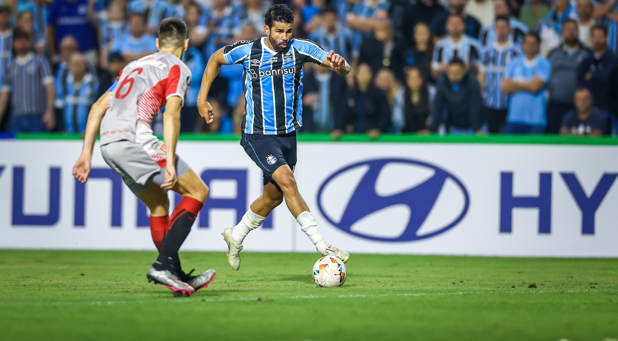 Diego Costa sofre lesão na coxa e é baixa no Grêmio.