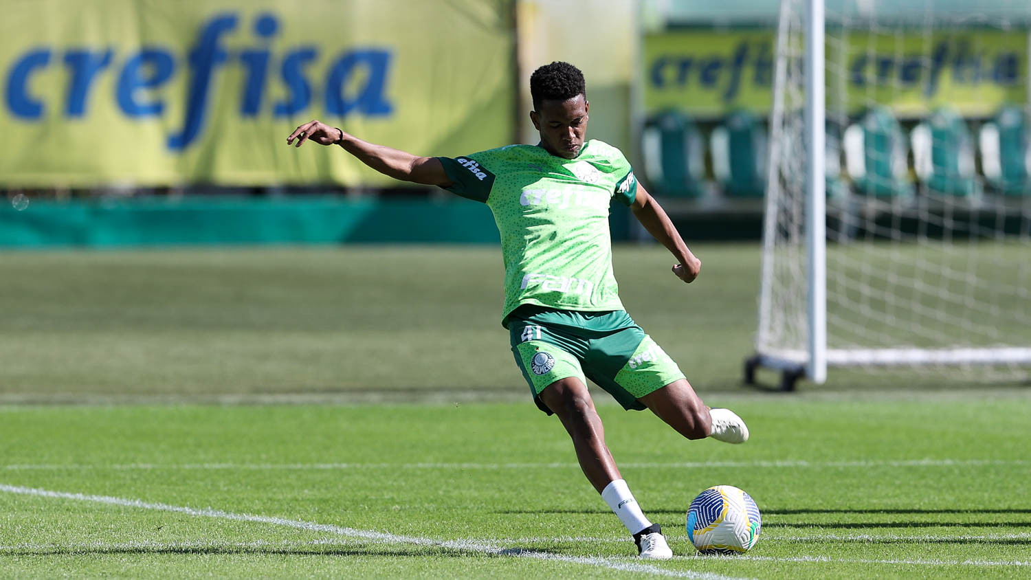 Estêvão retorna e Palmeiras se prepara para enfrentar Vasco com treino técnico.