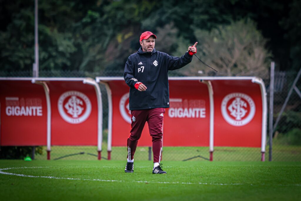 Provável escalação do Internacional: Fabricio; Hugo Mallo (Bustos), Mercado (Igor Gomes) e Robert Renan (Renê); Thiago Maia (Fernando), Aránguiz, Bruno Henrique e Hyoran (Alan Patrick); Wanderson (Wesley) e Lucas Alario