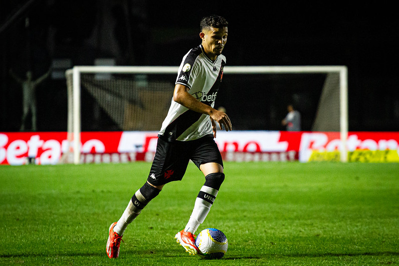 Já o Vasco vive um momento muito ruim. Sem vencer há quatro jogos no Campeonato Brasileiro (três derrotas e um empate), o Cruzmaltino optou por demitir o técnico português Álvaro Pacheco após 21 dias de sua apresentação.