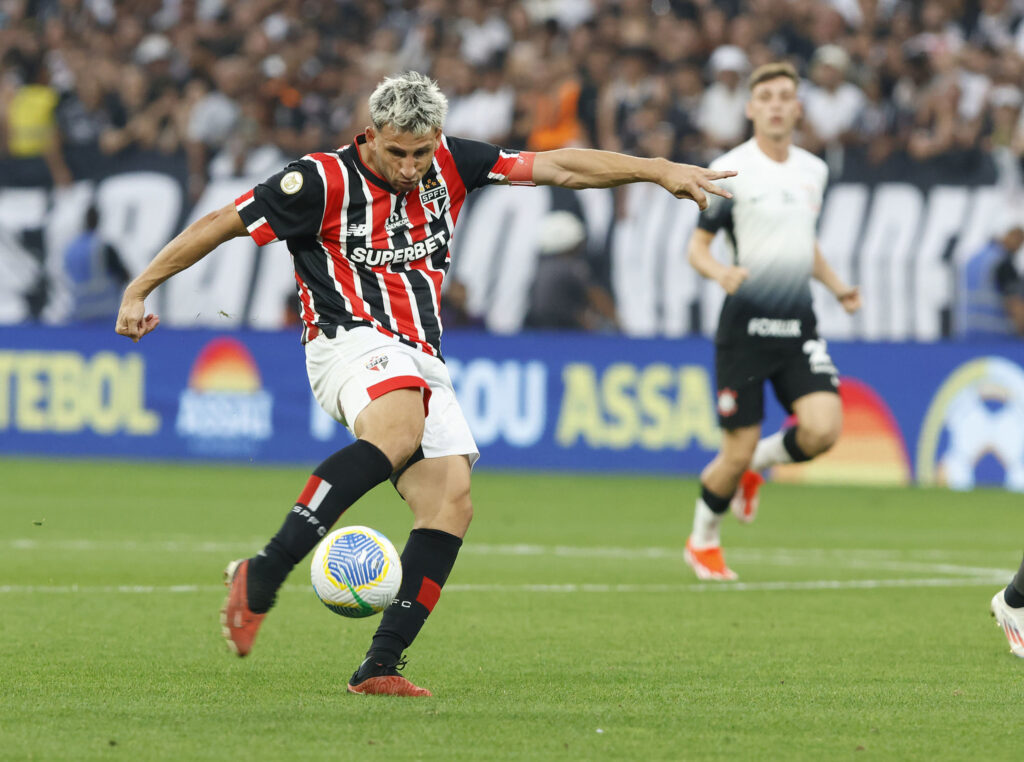 Calleri também foi bem no clássico. O argentino ganhou de Caetano no jogo de corpo para servir Lucas no primeiro gol são-paulino, e ainda causou a expulsão do camisa 4 corintiano na segunda etapa.
