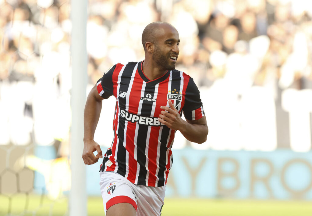 Lucas foi o grande destaque do São Paulo no Majestoso. Iniciou e concluiu a jogada do primeiro gol do São Paulo e construiu a trama do segundo gol. Teve liberdade em campo e jogou bastante solto, ora pela direita e ora caindo pelo meio