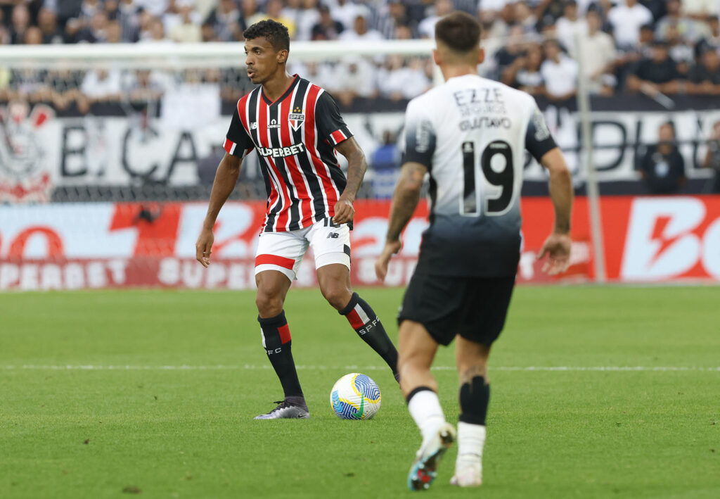 Luiz Gustavo demonstrou um ritmo de jogo abaixo do que um clássico exige. O volante perdeu bolas, não teve quantidade significativa de desarmes e teve atuação apagada