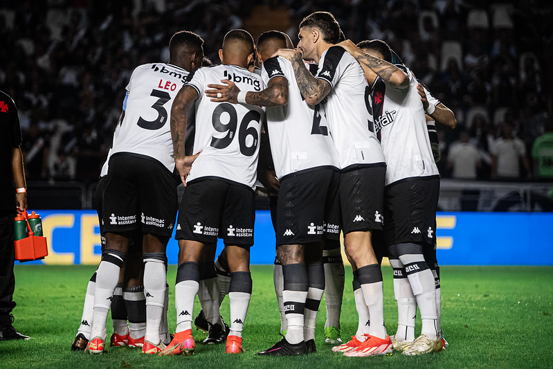 Um provável Vasco para encarar o São Paulo tem: Léo Jardim; Puma Rodríguez, Maicon, Léo e Lucas Piton; Sforza, Matheus Carvalho, Adson, David e Rossi; Vegetti.