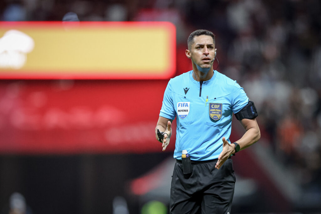 Árbitro explica expulsão de Hulk em jogo entre Palmeiras e Atlético-MG
