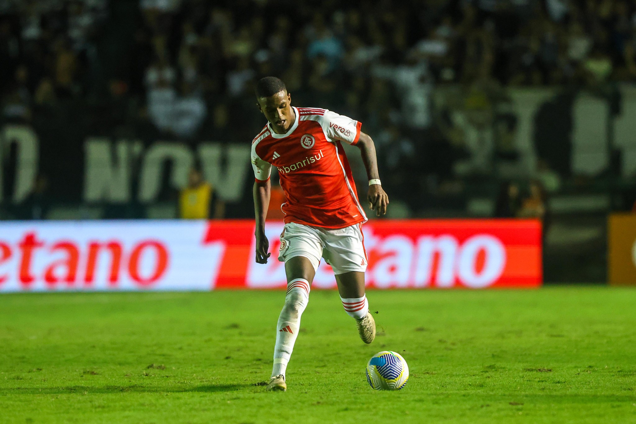 Zagueiro do Internacional deseja retorno ao Corinthians e evita enfrentamento com clube