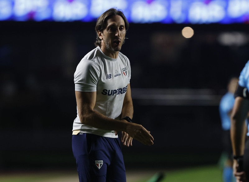 O São Paulo viu, ao lado do treinador Luis Zubeldia, na última rodada, sua invencibilidade de 12 jogos ir embora. O Tricolor foi derrotado pelo Cuiabá pelo placar de 1 a 0 no Morumbis. Agora, o foco é voltar a vencer. Isso porque o Tricolor Paulista não ganhou nenhum de seus últimos três compromissos pela competição nacional.