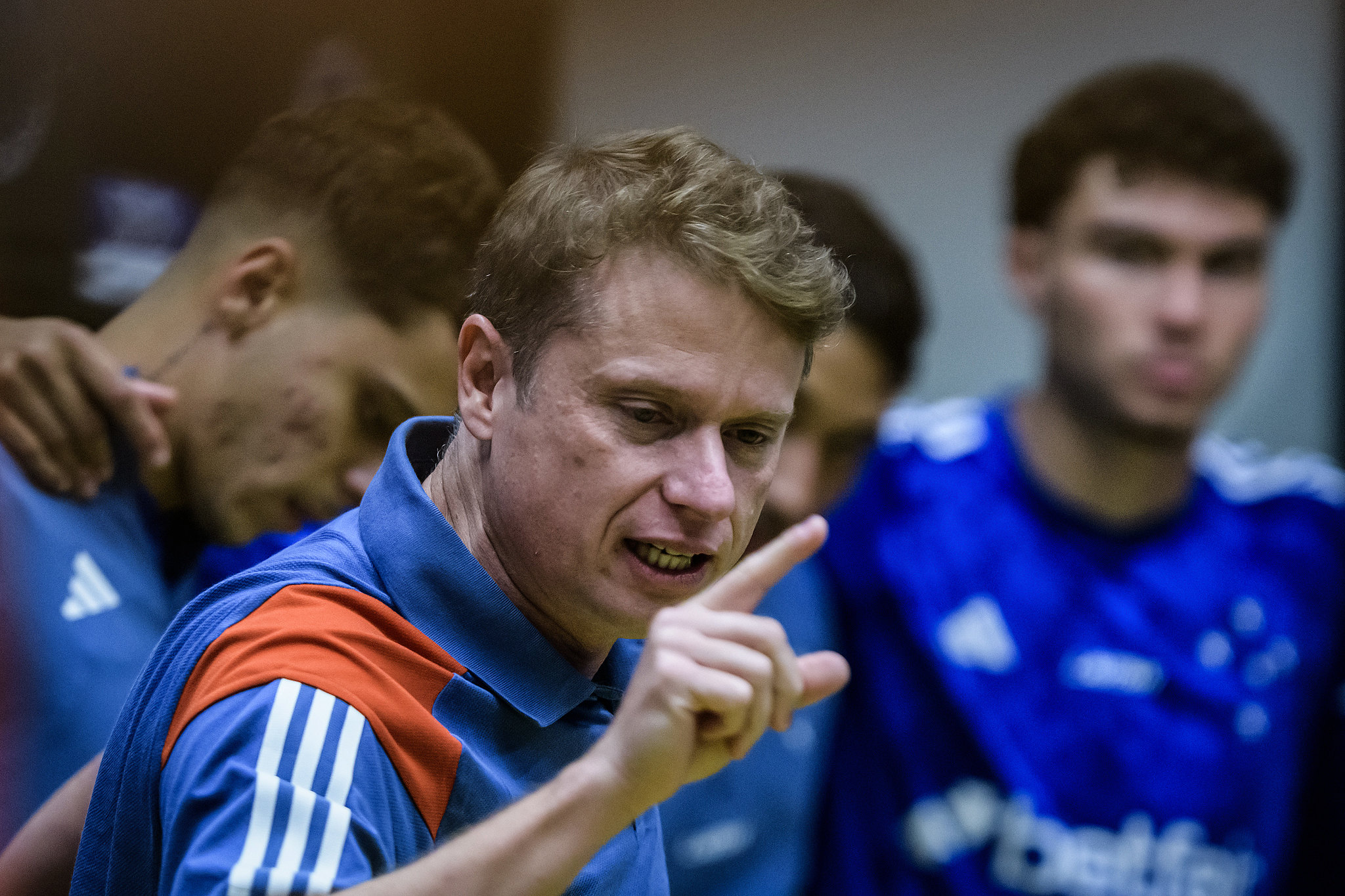 Defesa de Seabra e Estratégia do Cruzeiro são Destaques na Entrevista.