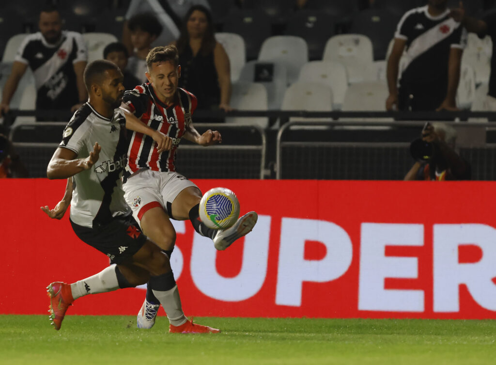 Patryck: o lateral esquerdo ainda tem dificuldades para chamar a responsabilidade e ser mais agressivo pelo seu setor. É verdade que Patryck ainda é jovem, mas para um atleta que passou por pelas Seleções Brasileiras de base, esperava-se mais futebol.